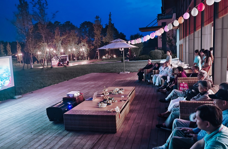 See movie at night - Client