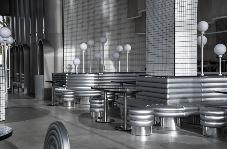 Water zone seating view with metallic furniture - MO