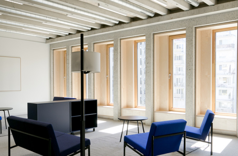 Work areas are divided in open zones with desks and closed off concentration workspaces and a core central area has a kitchen, lounge, workshop room, toilets and circulation. - Stijn Bollard