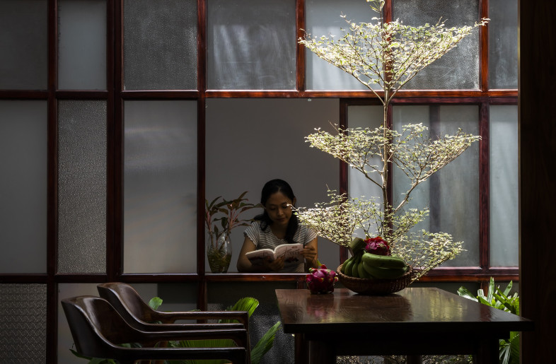 Natural tones add to the relaxed ambience of the space. - Hiroyuki Oki