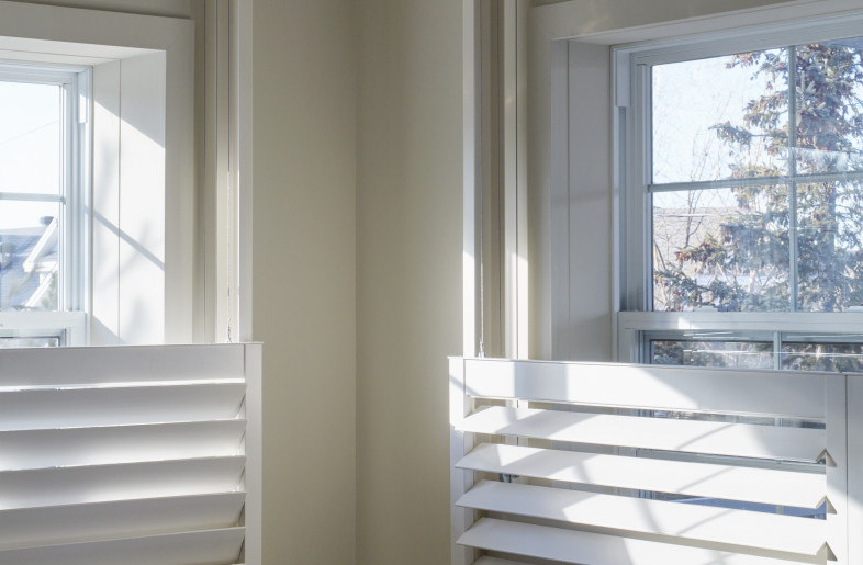 Louver's vertical sliding mecanism. - James Brittain Photography
