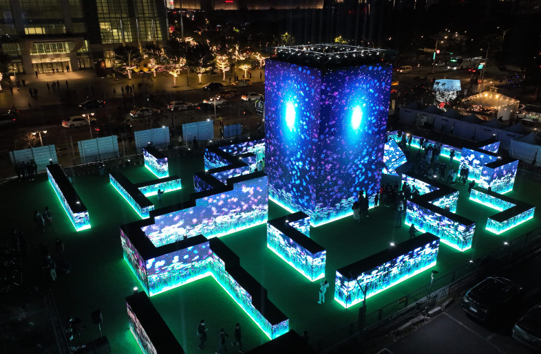 Using LEDs to create a fixed-form maze, combined with AI animation light and shadow that changes at any time with big data as the background calculation, visitors can find their own exit in the ever-changing light and shadow maze, and experience the sense of contradiction between free will and real destiny. - FREES DESIGN INTERNATIONAL CO., LTD.