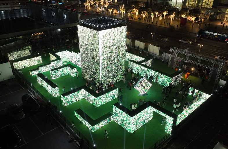 Using LEDs to create a fixed-form maze, combined with AI animation light and shadow that changes at any time with big data as the background calculation, visitors can find their own exit in the ever-changing light and shadow maze, and experience the sense of contradiction between free will and real destiny. - FREES DESIGN INTERNATIONAL CO., LTD.