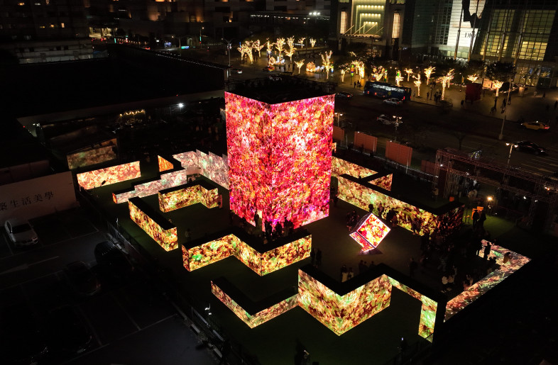 Using LEDs to create a fixed-form maze, combined with AI animation light and shadow that changes at any time with big data as the background calculation, visitors can find their own exit in the ever-changing light and shadow maze, and experience the sense of contradiction between free will and real destiny. - FREES DESIGN INTERNATIONAL CO., LTD.