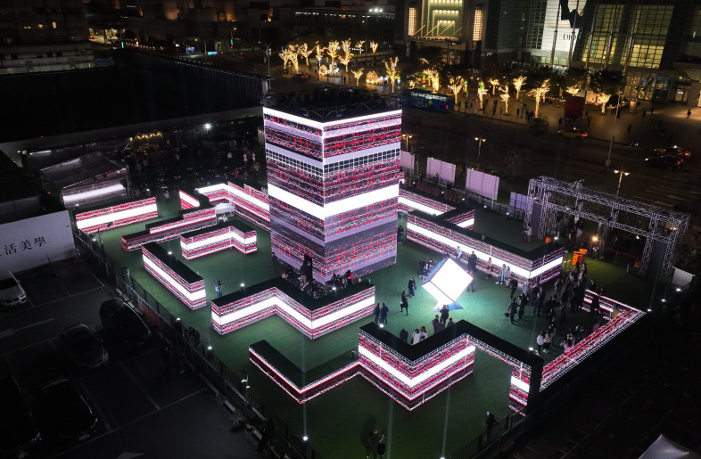 Using LEDs to create a fixed-form maze, combined with AI animation light and shadow that changes at any time with big data as the background calculation, visitors can find their own exit in the ever-changing light and shadow maze, and experience the sense of contradiction between free will and real destiny. - FREES DESIGN INTERNATIONAL CO., LTD.