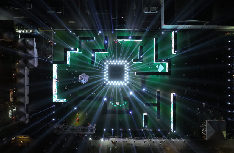 Using LEDs to create a fixed-form maze, combined with AI animation light and shadow that changes at any time with big data as the background calculation, visitors can find their own exit in the ever-changing light and shadow maze, and experience the sense of contradiction between free will and real destiny. - FREES DESIGN INTERNATIONAL CO., LTD.