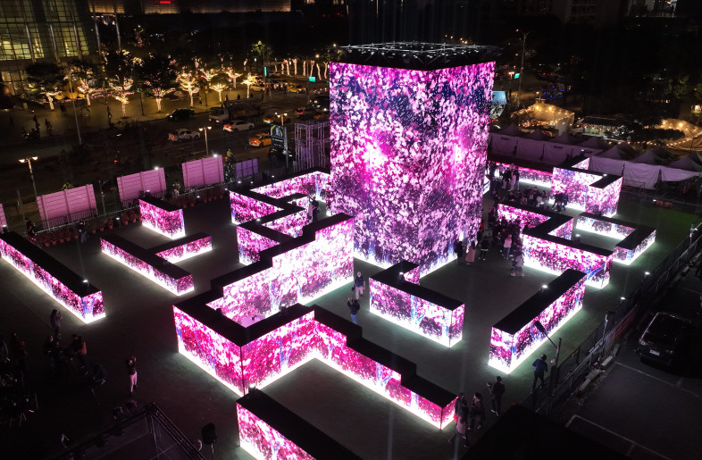 Using LEDs to create a fixed-form maze, combined with AI animation light and shadow that changes at any time with big data as the background calculation, visitors can find their own exit in the ever-changing light and shadow maze, and experience the sense of contradiction between free will and real destiny. - FREES DESIGN INTERNATIONAL CO., LTD.
