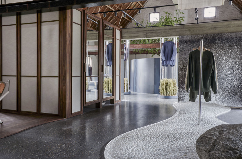 To balance the cooler materials, walnut timber and linen bring warmth to the interior. - Sarah Wijzenbeek