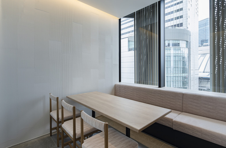 A semi-private dining space - Keishiro Yamada