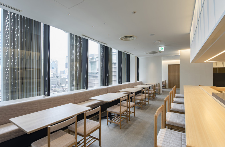 Tables can be rearranged to accommodate larger groups. - Keishiro Yamada