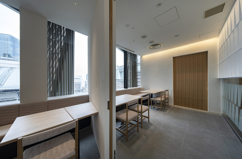 When the partition is open, the private dining room can be used as part of the dining area. - Keishiro Yamada