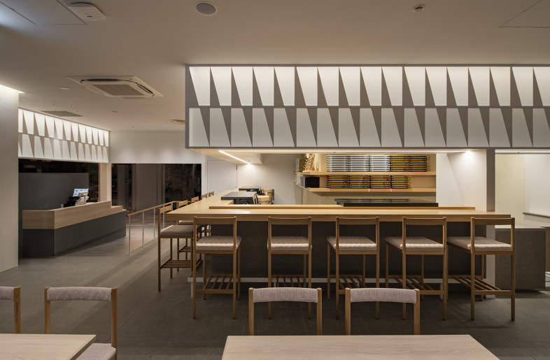 The luminous hanging walls and sushi counter make a horizontal spatial expanse. To highlight this expanse, the serving counter on the sushi chefs’ side is only slightly raised. - Keishiro Yamada