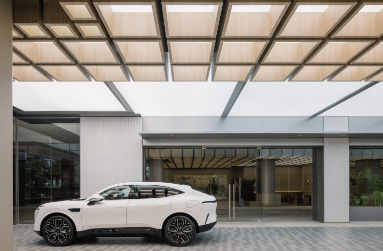 The display car in front of a "street facade" blurring the interface between interior and exterior - Wen Studio