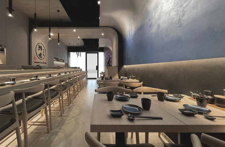 The areas on both sides were reconnected through light wood colour and curved lines. This location is the core of the restaurant, as well as the meaning of "Hon Maguro", which is a metaphor for the restaurant's heart. - Frank Lo