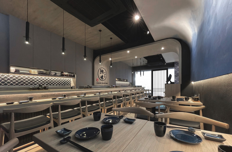 The restaurant is divided into two sections by a structural column in the middle, which divides the restaurant into two. The designer added a set of arched wooden frames here. You will find the heart of the Tuna Maguro, which is decorated with sweeping lines and wood colors that connect both sides of the restaurant. - Frank Lo
