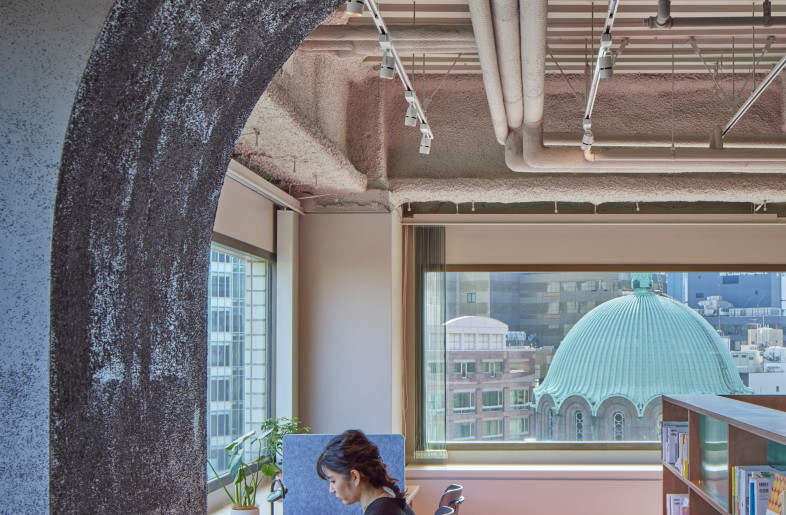 From the ceiling's arch to the arc-shaped tables and bookshelves- it creates a comfortable, soft, and flexible atmosphere in an office space that tends to be linear and firm. - FUMITO SUZUKI