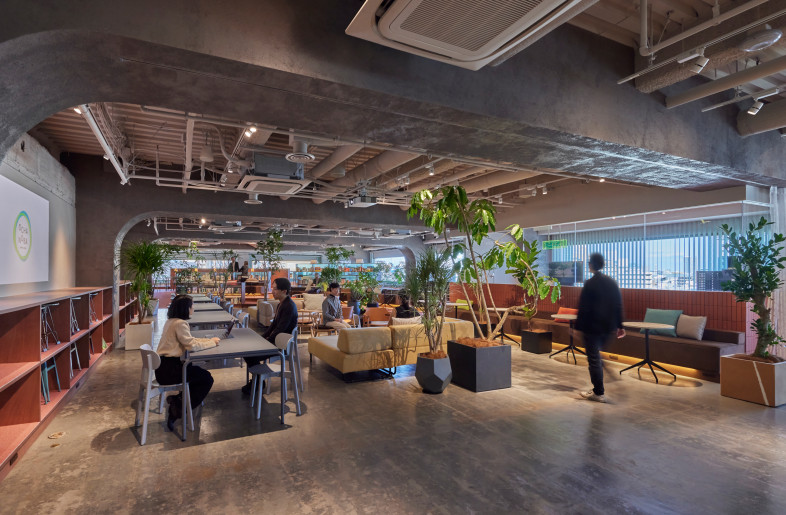 The ceiling has low arches that amplify depth, creating a three-dimensional and expansive space. - FUMITO SUZUKI