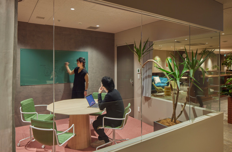 Meeting room. This meeting room is for more confidential meetings or for meetings where you want to immerse yourself without worrying about your surroundings. To facilitate flat relationships, the room has glass walls to improve ventilation and casual furniture to create an atmosphere. A blank notebook with the name of the room is placed gently at the entrance of the meeting room. - FUMITO SUZUKI