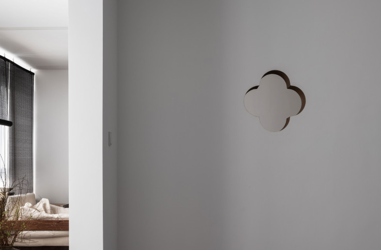 Plum blossom-shaped window - Ren Dong