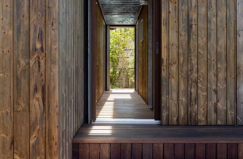 Passage leading to the entrance - Shigeo Ogawa