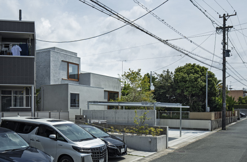 The garden of the house and the garden of the neighbouring property are contiguous. - Kenta Hasegawa