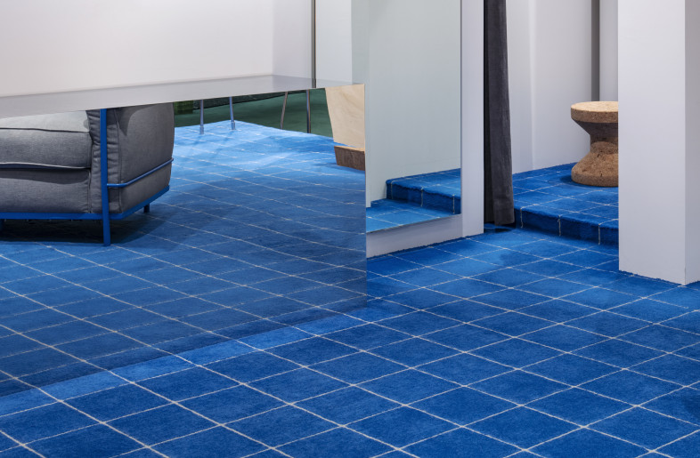 Tile pattern floor carpet reflected on the mirror fixture - KENTA HASEGAWA