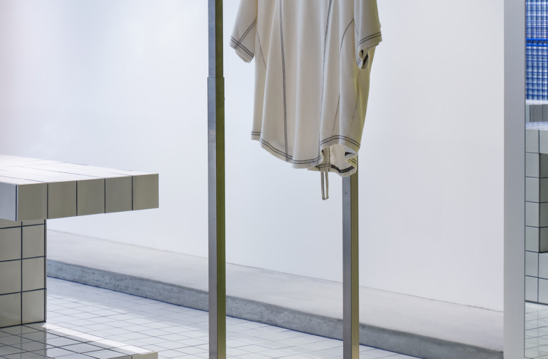Clothes rack that stands on steps - KENTA HASEGAWA