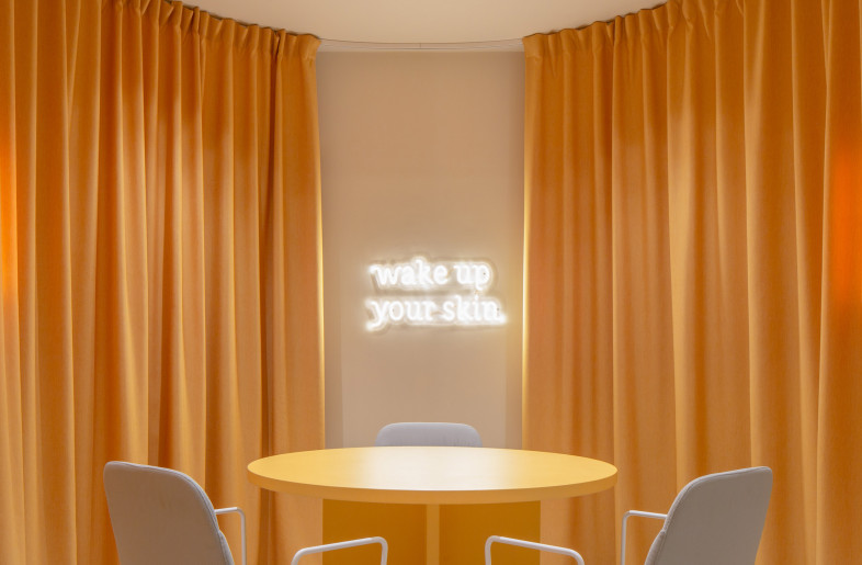 Diagnosis room. Curtains allow the user to focus on the experience and hides visual noise. - Daniel Rueda
