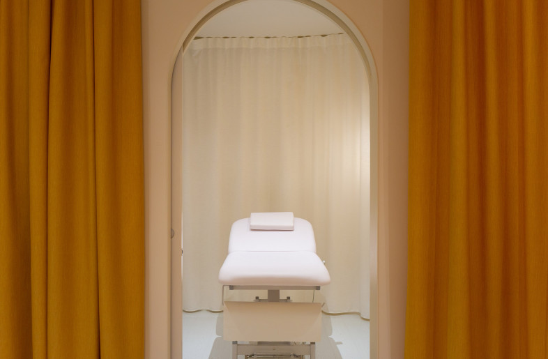 Surgery room. Curtains hides visual noise and blur the sharp corners of the room allowing the customer to feel relax and focus on them selves. - Daniel Rueda