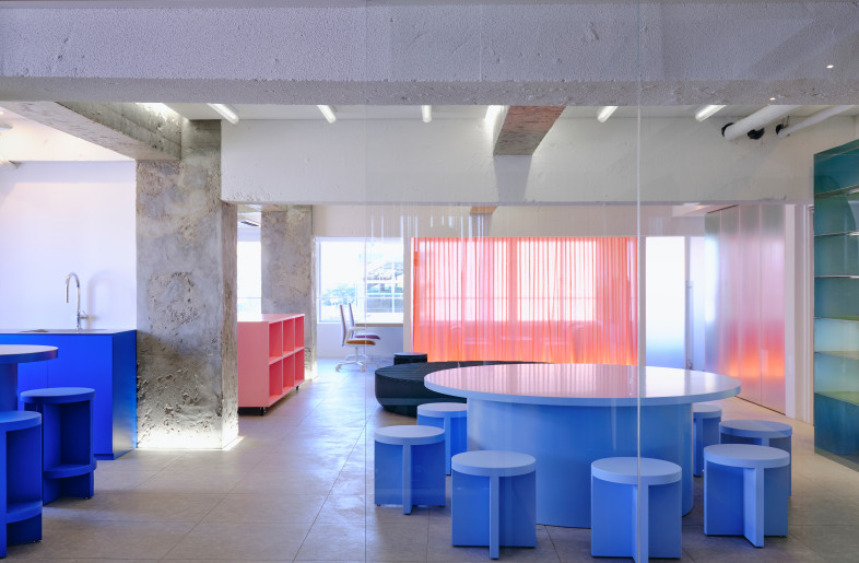 using transparent curtains to encourage soft boundaries - Masanori Kaneshita