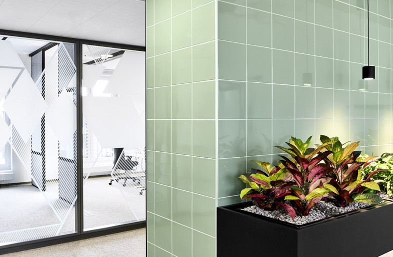 Tiles, room-dividing lattice structures and acoustically effective wood-wool panels are placed in different geometric structures. - Phillip Kottlorz