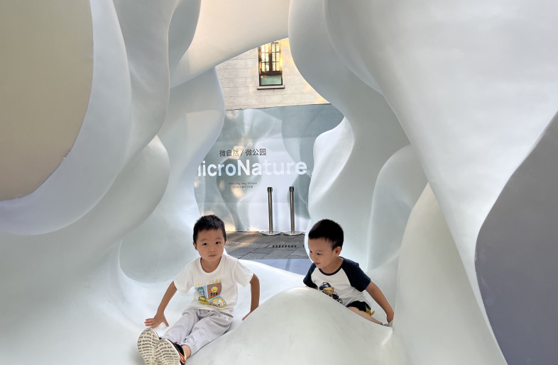 An urban furniture for visitors with intimate humanistic scales - EID Arch