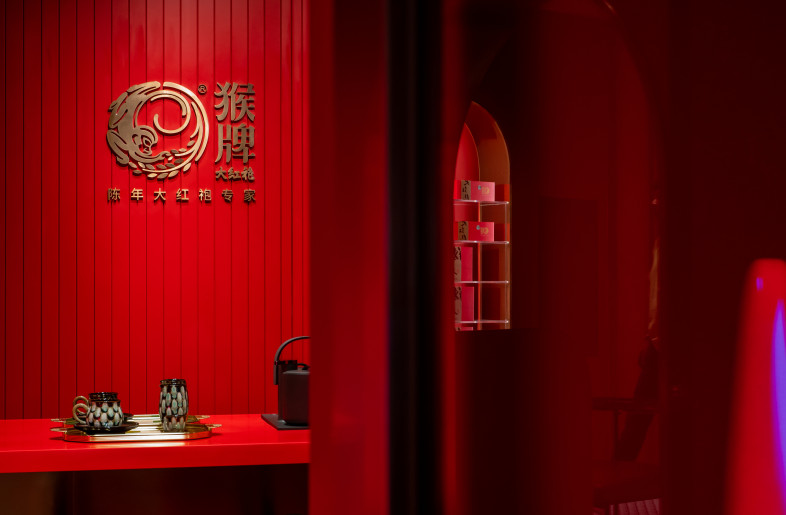 The whole project is inspired by red. Instead of staying with the wood colors that usually come with traditional Chinese tea space - "MONKEYTEA" Da Hong Pao Global Flagship Store