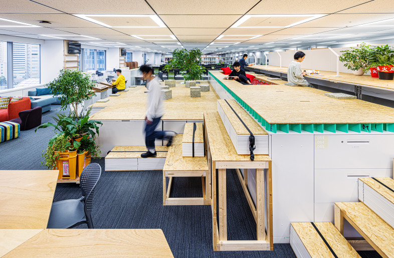 space for refreshments and in-house events  created by stacking unneeded desks and wagons - Katsuhiro Aoki