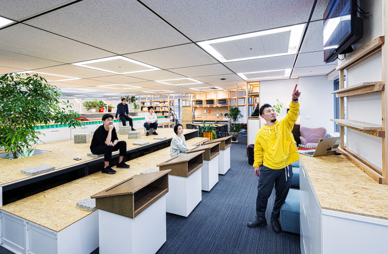 space for refreshments and in-house events  created by stacking unneeded desks and wagons - Katsuhiro Aoki