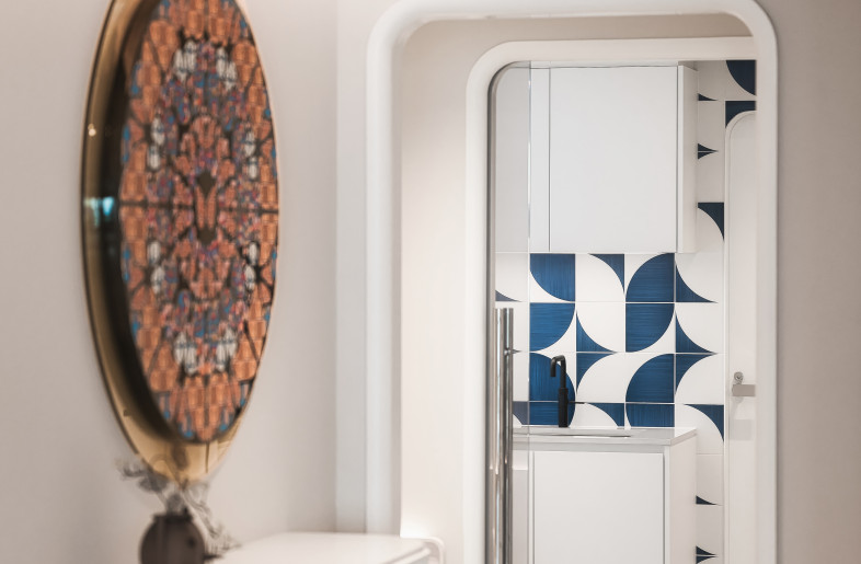 Entrance  and the relationship with the foyer and kitchen. - Ken Wong Photography