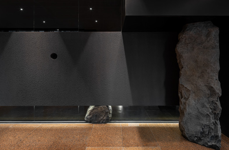 Using the wall as a medium, the space induces communication between the inside and outside of the store. - texture on texture