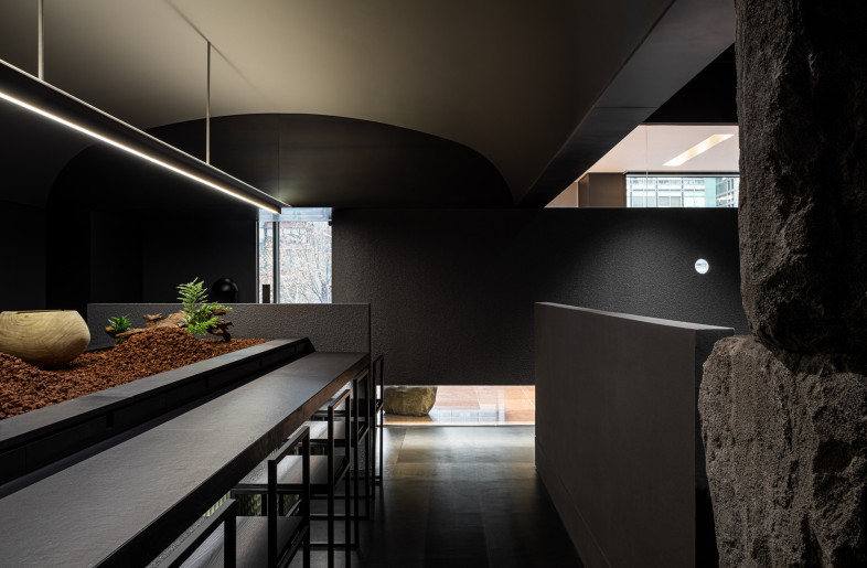 The bar seat is the enclosed and relatively cozy scaled space, subtly distinct. - texture on texture