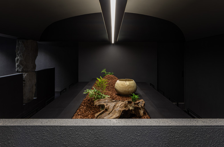 As soon as you enter the space, the curved ceiling and landscaping create a sense of hospitality. Linear exhibition podium and bar seats facing the podium creates sense of inclusivity in the process of appreciating the cuisine. - texture on texture