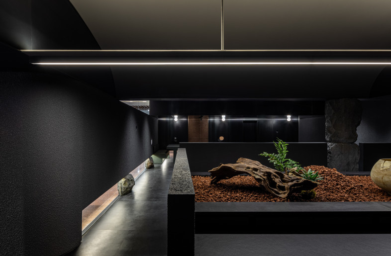 The layered spaces created by horizontal and vertical elements add depth to the monotonous square space. - texture on texture
