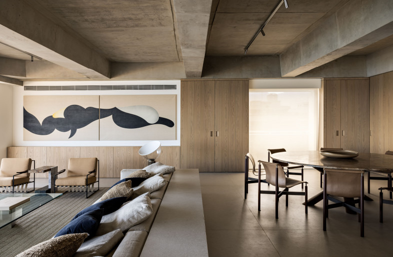 Integrated living with visible structure. Woodwork panels, designed by Arthur Casas. Anette armchairs, designed by Jorge Zalszupin for ETEL Design. Max dining chairs and Apache dining table, designed by Arthur Casas for +55 Design. Anette armchairs, designed by Jorge Zalszupin for ETEL Design. Taccia table lamp, designed by Castiglione for Flos. Artwork by Agustina Nuñez. - Fran Parente