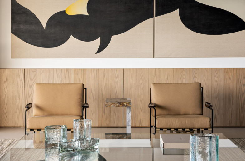 Living room. Anette armchairs, designed by Jorge Zalszupin for ETEL Design. Ettore side table, designed by Arthur Casas for Studio Objeto. Molecular Vase, designed by Arthur Casas for Studio Objeto. Artwork by Agustina Nuñez. - Fran Parente