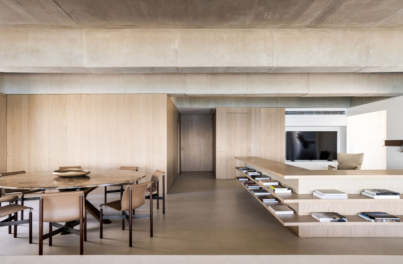 Entrance hall to living. Woodwork panels and stand, designed by Arthur Casas. Max dining chairs and Apache dining table, designed by Arthur Casas for +55 Design. Paulistana armchair, by Jorge Zalszupin. - Fran Parente