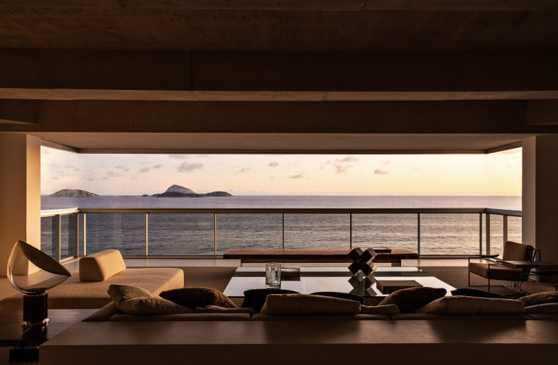 Panoramic view of the sights of Rio de Janeiro and the sea at Ipanema beach from the living. Fusca sofa, designed by Arthur Casas for Micasa. - Fran Parente
