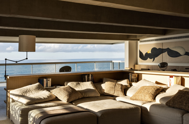 Panoramic view of the sights of Rio de Janeiro and the sea at Ipanema beach from the living. Fusca sofa, designed by Arthur Casas for Micasa. - Fran Parente