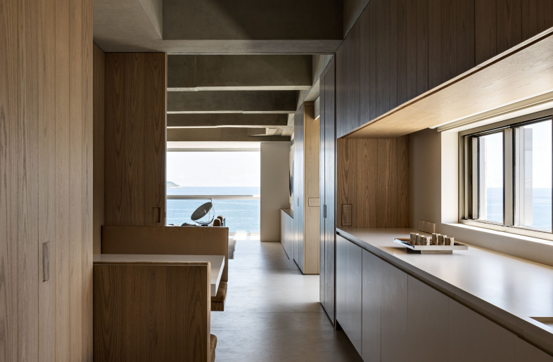 The kitchen is integrated into the living and dining room, and was designed using the same materiality to function as an extension of the social area. - Fran Parente
