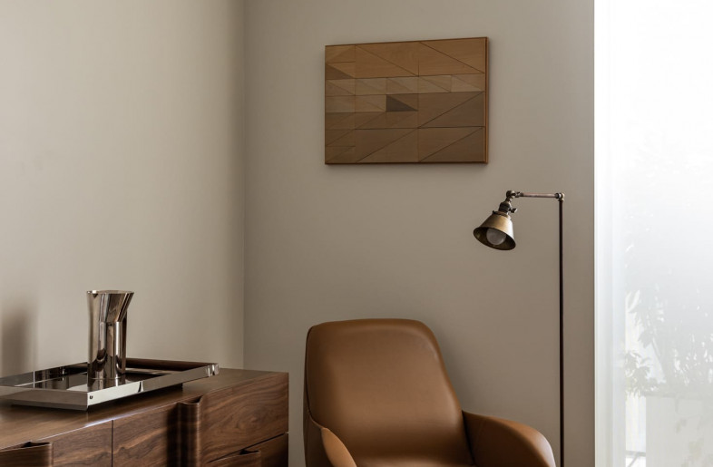 Master bedroom. Jet Set armchair, designed by Arthur Casas for +55 Design. Ondas sideboard, designed by Arthur Casas. - Fran Parente