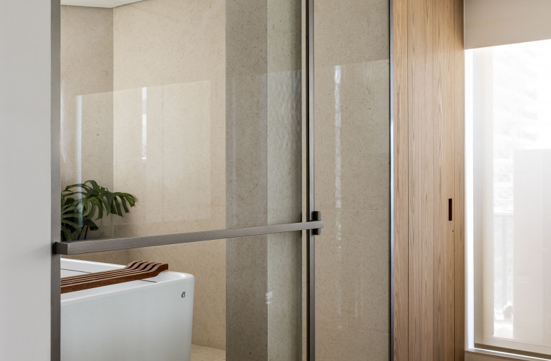 Master bathroom. Mineral collection bathtub, designed by Arthur casas for Vallvé. - Fran Parente