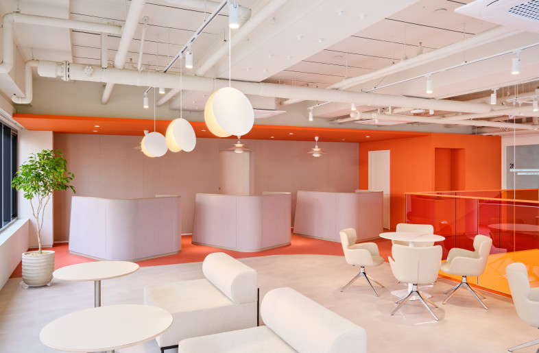 2f Rounge zone, Orange color brings energy to team members - studio tom