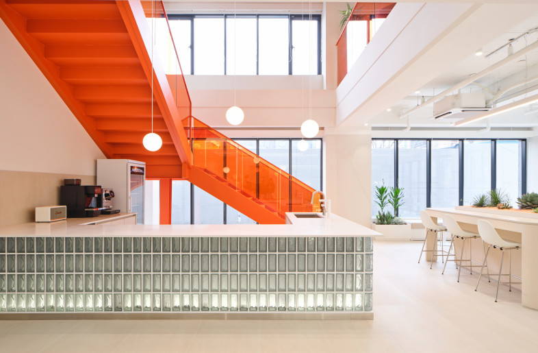 we chose tempered glass to staircases to express the room's spaciousness and openness. - studio tom